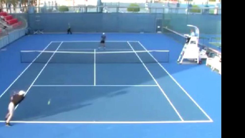 En los videos que se viralizaron se ve que el tenista apenas comprende como sacar y golpear la pelota