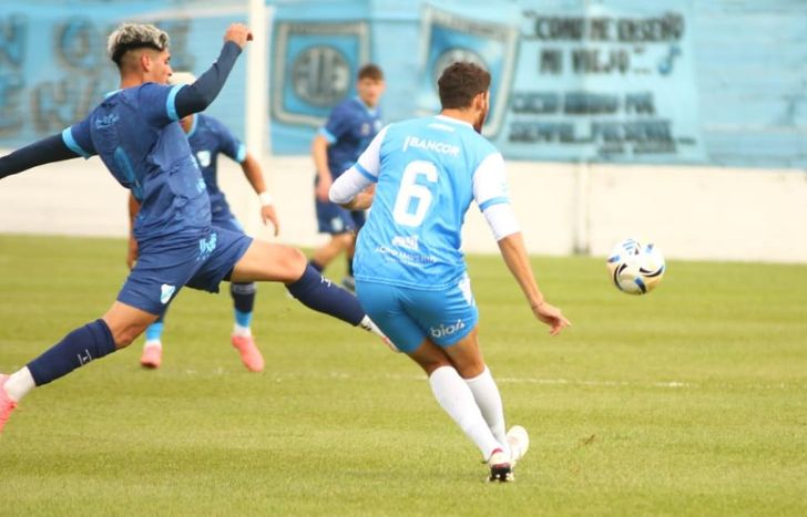 Juan Antonini rechaza ante Franco Ayunta.