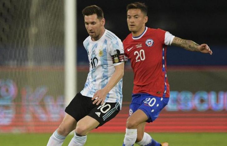 Messi domina la pelota ante la marca de Aránguiz.