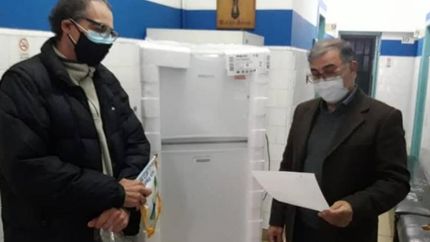 En la entrega de la heladera para la Sala Ricci.