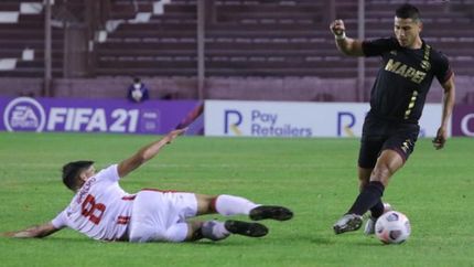 El colombiano Pérez sale jugando frente a Guerrero.