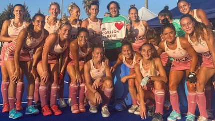 Las Leonas, felices luego del debut con goleada a Uruguay.