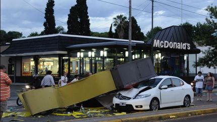 El cartel de MacDonalds de Banfield cayó sobre un vehículo.