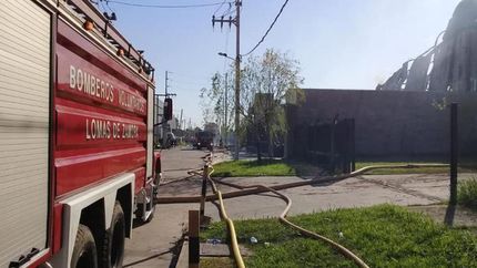 Con una dotación y cinco bomberos trabajan desde anoche.