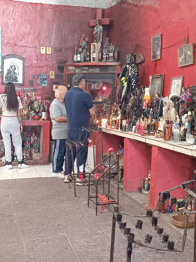 Vecinos de Budge en el Santuario del Gauchito Gil.
