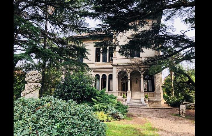 La casona está ubicada en General Paz 405.