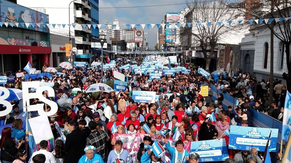 Instituciones desfilaron por la avenida, frente a la Grigera. Instituciones desfilaron por la avenida, frente a la Grigera.