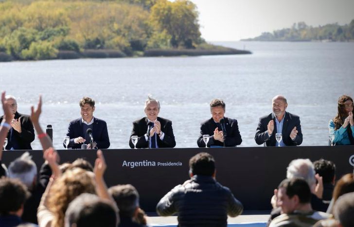 Kicillof y Alberto Fernández, en Puerto La Plata, Ensenada.