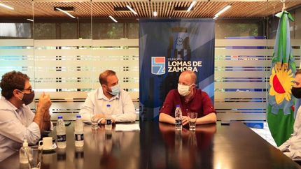 Martín firmó el convenio con autoridades de la empresa.