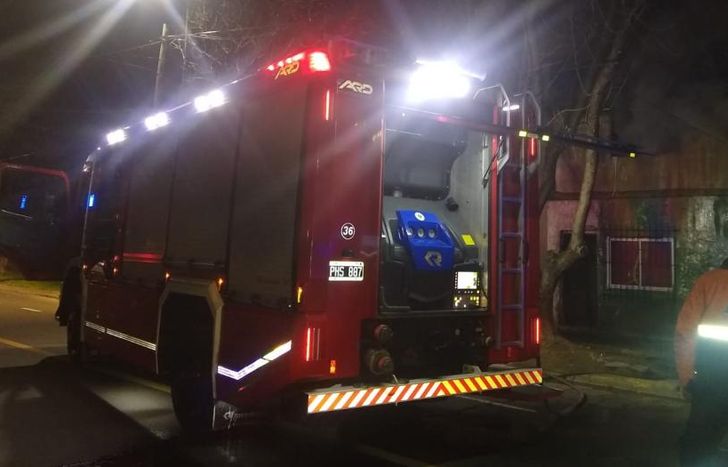 Bomberos de Lomas apagaron las llamas en una vivienda durante la madrugada.