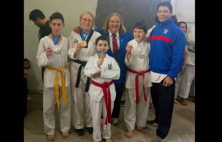 Karina, con su medalla, junto a su entrenadora Mancuso.