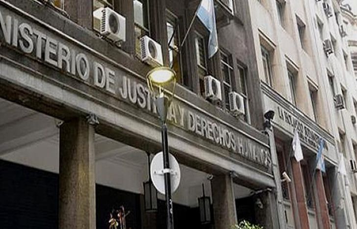 Recompensa de 5 millones de pesos para hallar a represores.