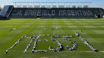Más de 130 alumnos, junto a sus familias y docentes de Banfield formaron Messi.