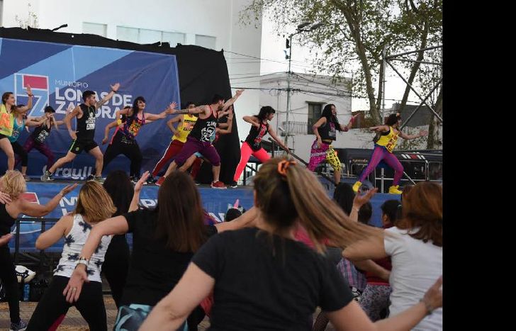 El sábado hubo una master class de zumba con una gran cantidad de vecinas y vecinos que le hicieron frente a la lluvia.