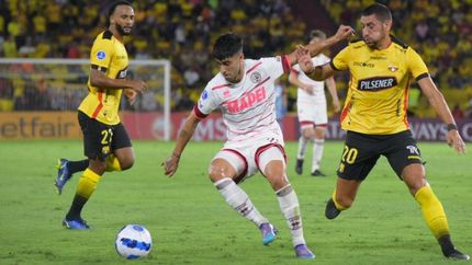 Di Plácido cubre la pelota ante el asedio de Piñatares.