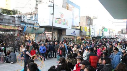 Cientos de vecinos disfrutaron gratis de los shows mientras paseaban.