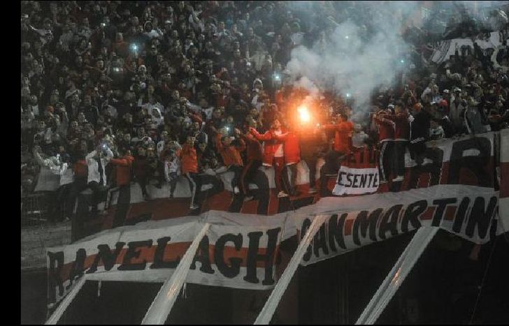 La hinchada de River usó bengalas contra Cerro Porteño.