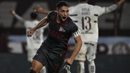 Lautaro Acosta celebra el gol que le dio el triunfo a Lanús.