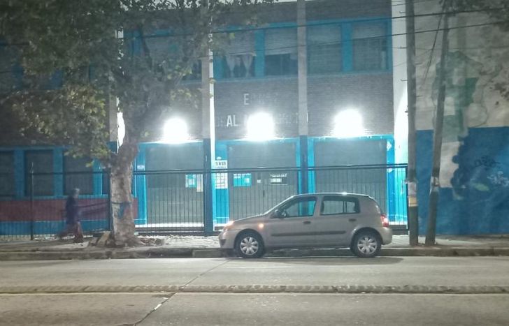 La escuela ya cuenta con luminaria en el frente del edificio.