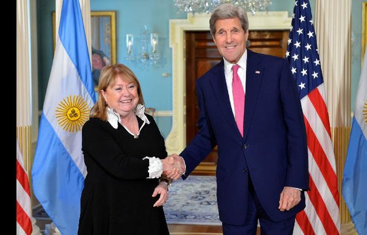 Washington, La canciller, Susana Malcorra, llevó adelante hoy un encuentro en Washington con su par estadounidense, el secretario de Estado John Kerry, quien anunció que en el último trimestre del año visitará Argentina con el objetivo de analizar los avances realizados hasta entonces en los compromisos fijados por ambos países tras la visita del presidente Barack Obama a Buenos Aires.Foto: Prensa Cancillería/Télam/dsl 30/03/2016