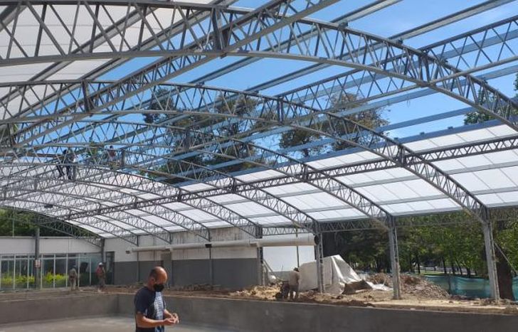 El nuevo techo de a poco va quedando terminado.