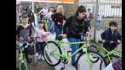 reparten bicicletas a chicos de las escuelas publicas de avellaneda