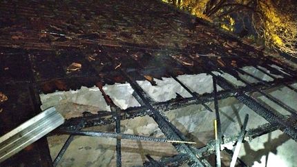 Así quedó el techo de una casa tras el incendio. Así quedó el techo de una casa tras el incendio.
