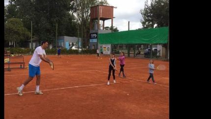 dictan clases para niños y adultos.