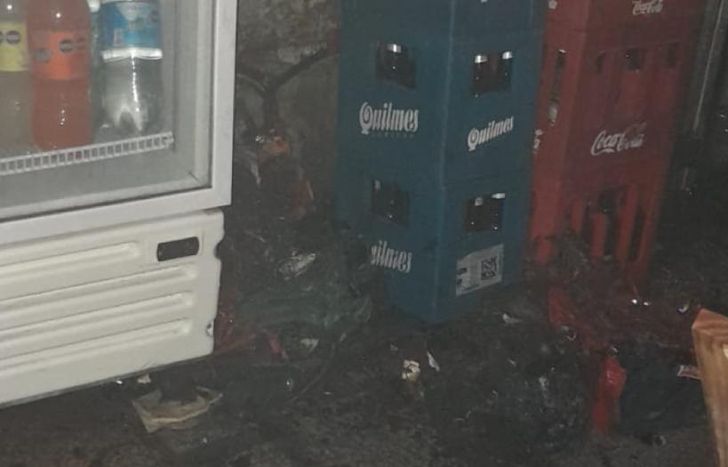 El cortocircuito ocurrió muy cerca de una heladera y cajones de plástico.