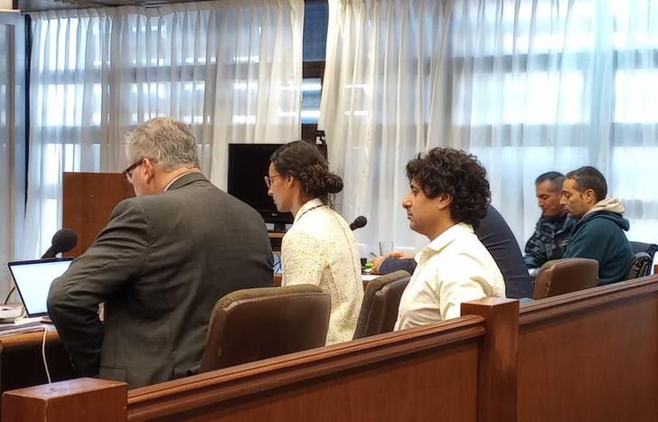 Marcos Bazán junto a sus abogados. De fondo, Marcelo Villalba, el otro imputado.