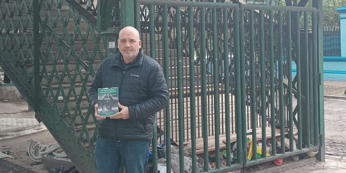 Víctor tiene una quincena de libros de su autoría.