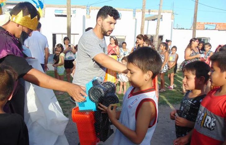 Entregarán juguetes, golosinas, libros y ropa.