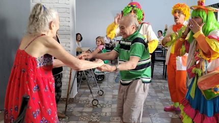 Dejaron los andadores para sumarse a bailar.