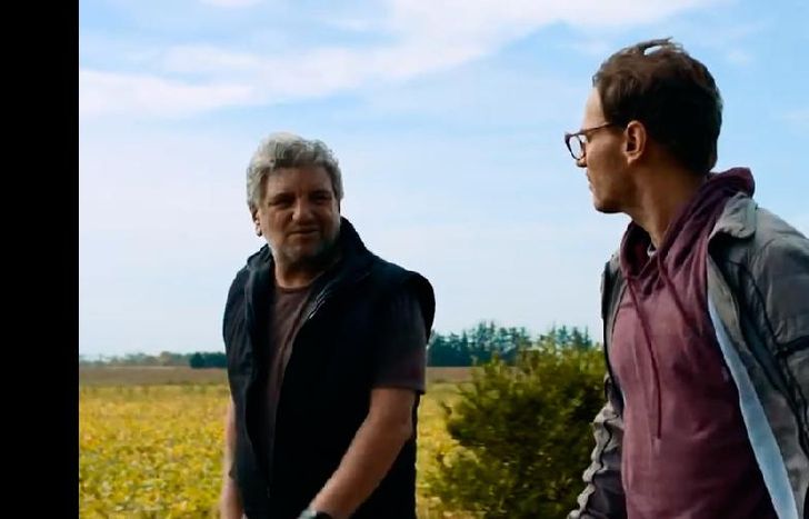 en clave de suspenso, con momentos de tensión.