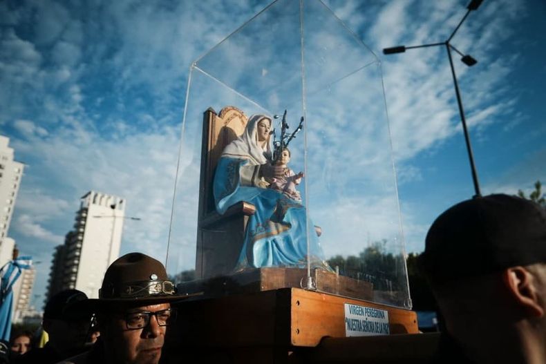 Federico Otermín participó de la fiesta en honor a la Virgen de la Paz en la plaza Grigera, Lomas de Zamora. 