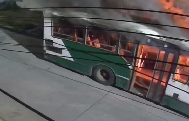 El incendio fue captado por una cámara de seguridad.