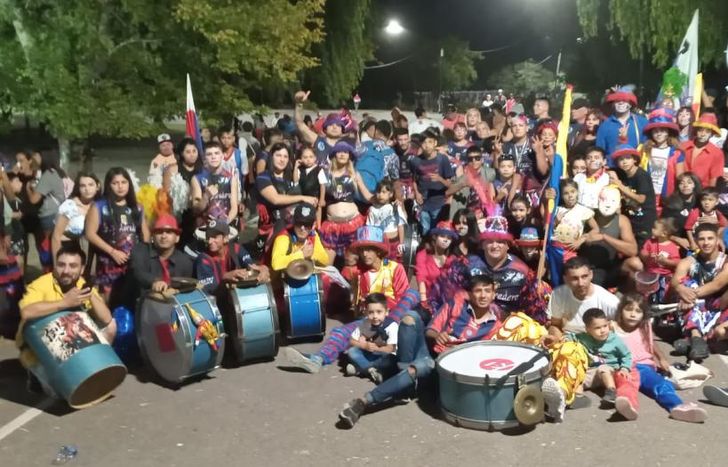Una gran cantidad de murgas animó los festejos en el Parque de Lomas.