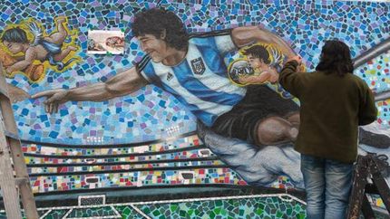 Carlos Cruz en pleno proceso de su obra.