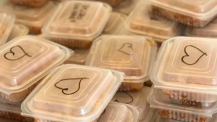 Vuelven a armar las viandas de comida.