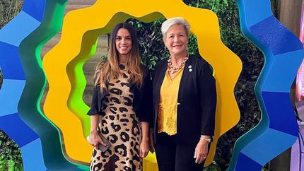 Silvia junto a Yanina Martínez, subsecretaria de Turismo, quien les otorgó la Marca País.