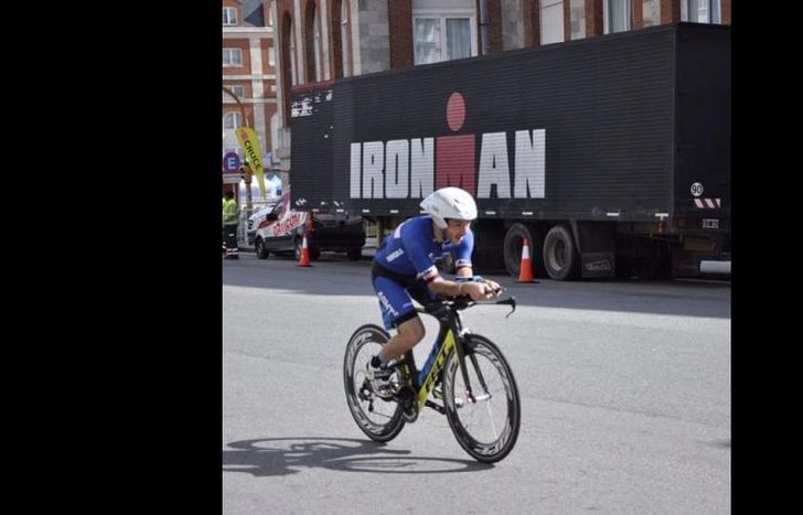 el ironman contempla una parte de nado, otra de ciclismo y una maratón.
