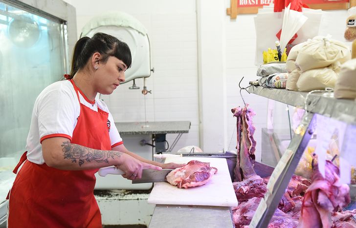 El consumo de carne vacuna cayó 42% por la crisis económica.