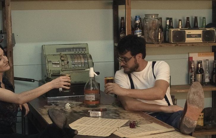 Jimena y Pablo tocan en Temperley.