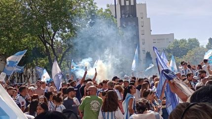 La Plaza Grigera estalló de gente festejando.