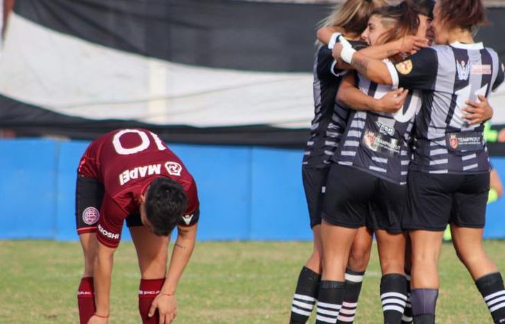 Las chicas de El Porve celebran un buen triunfo.