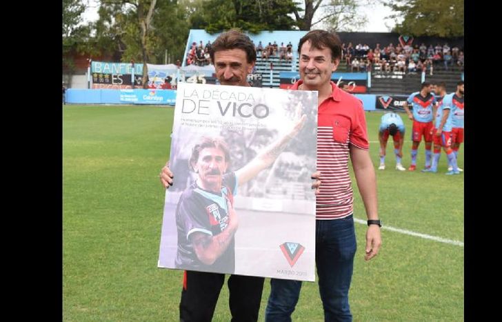Vico, quien cumplió diez años como DT de Brown, fue homenajeado en la previa.