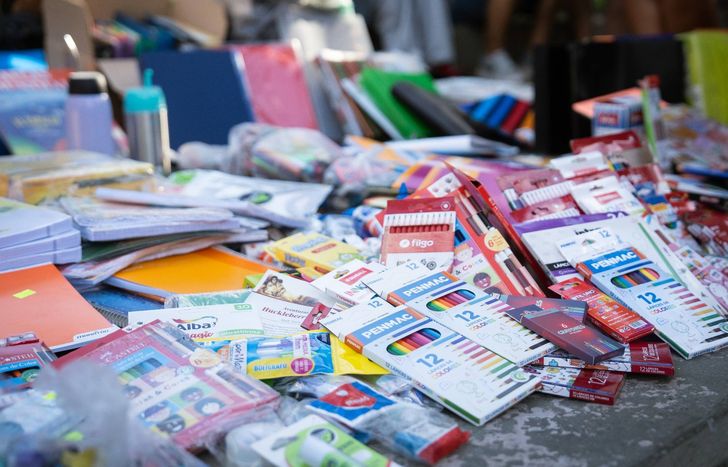 Durante el Carnaval de Lomas de Zamora los vecinos donaron miles de artículos escolares.