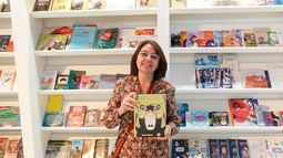 La licenciada en arte de Temperley en la presentación oficial de su libro para niños.&nbsp;