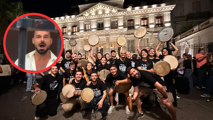 Los 25 músicos viajaron de Lomas de Zamora al Palacio Duhau para sorprender a Ricky Martin y lo lograron. Los 25 músicos viajaron de Lomas de Zamora al Palacio Duhau para sorprender a Ricky Martin y lo lograron.