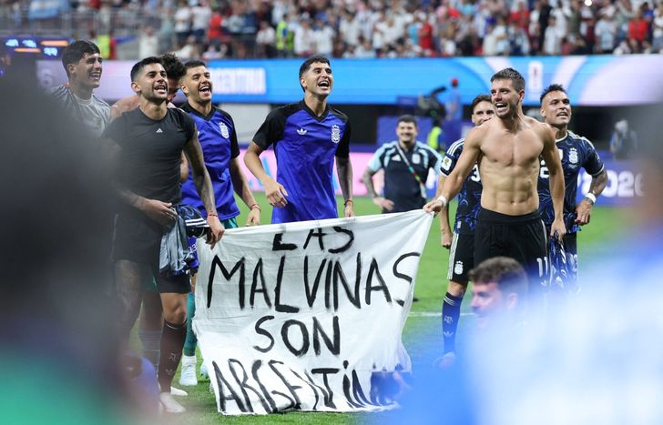 Los jugadores de la Selección Argentina con la bandera de Malvinas.&nbsp;